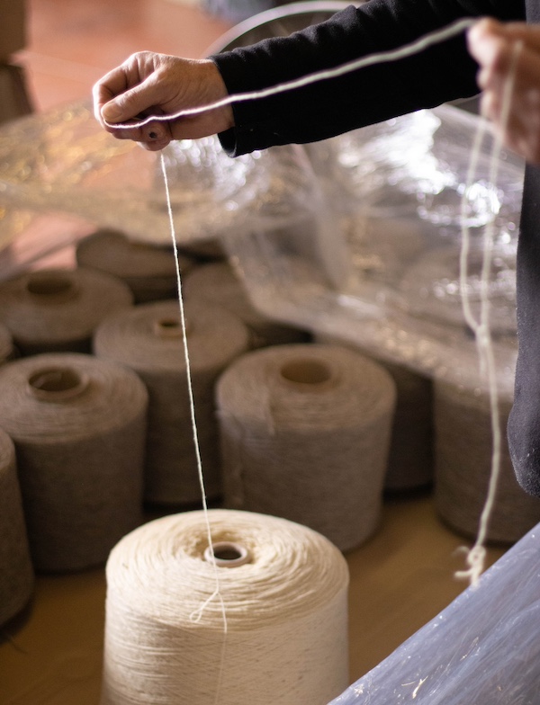 fil de laine prêt a être tissé