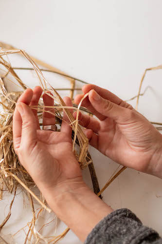 Les deux parties du chanvres : l'extérieur utilisé dans le textile et l'intérieur utilisé dans le batiment.