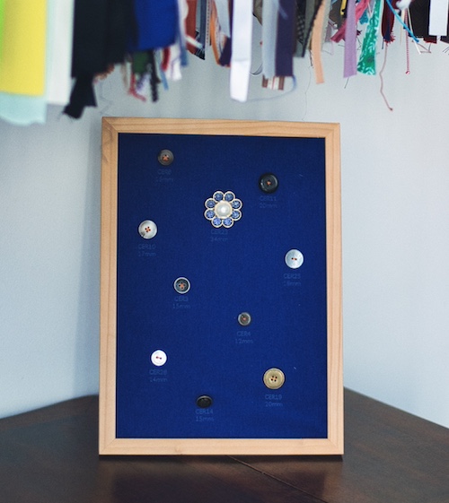 une gamme de boutons et de rubans en dead stock