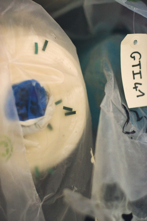 marquages pour repérer les éventuels défauts sur un rouleau de tissu