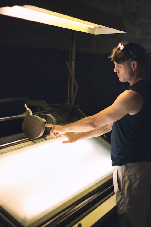 Tim dans leur atelier de préparation des rouleux de tissus